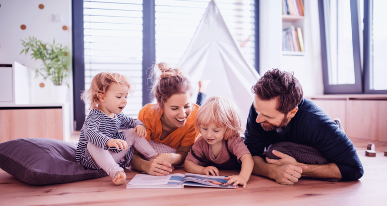 Familie hat Zelt im Wohnzimmer aufgebaut