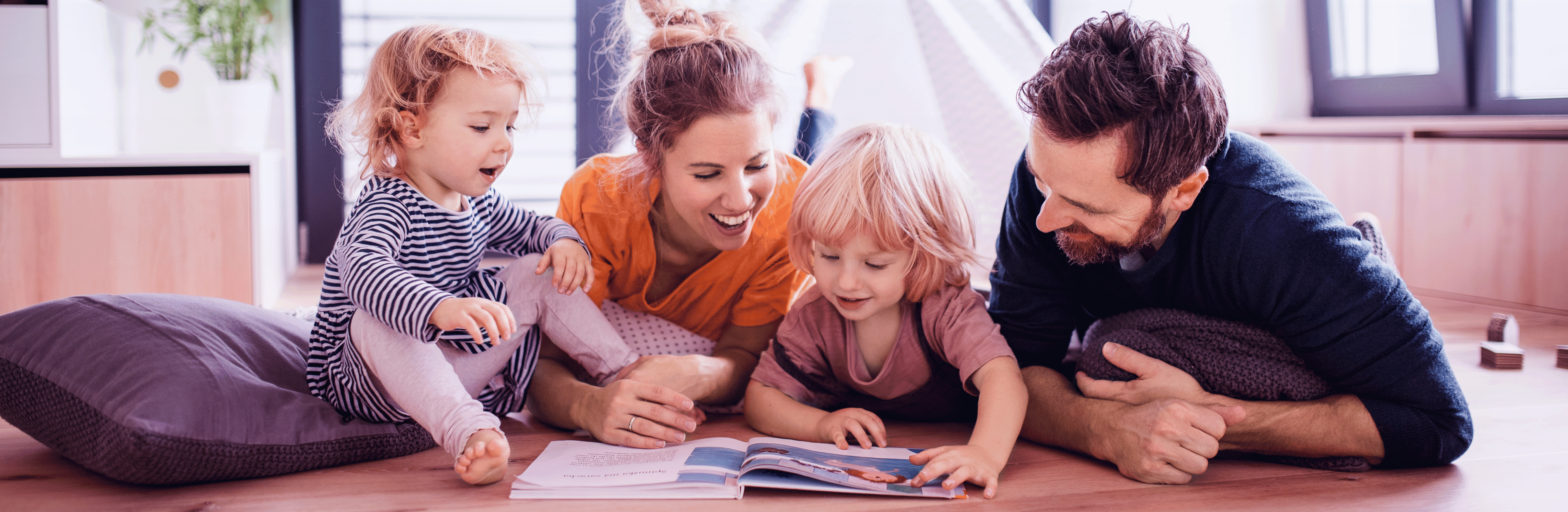 Familie hat Zelt im Wohnzimmer aufgebaut