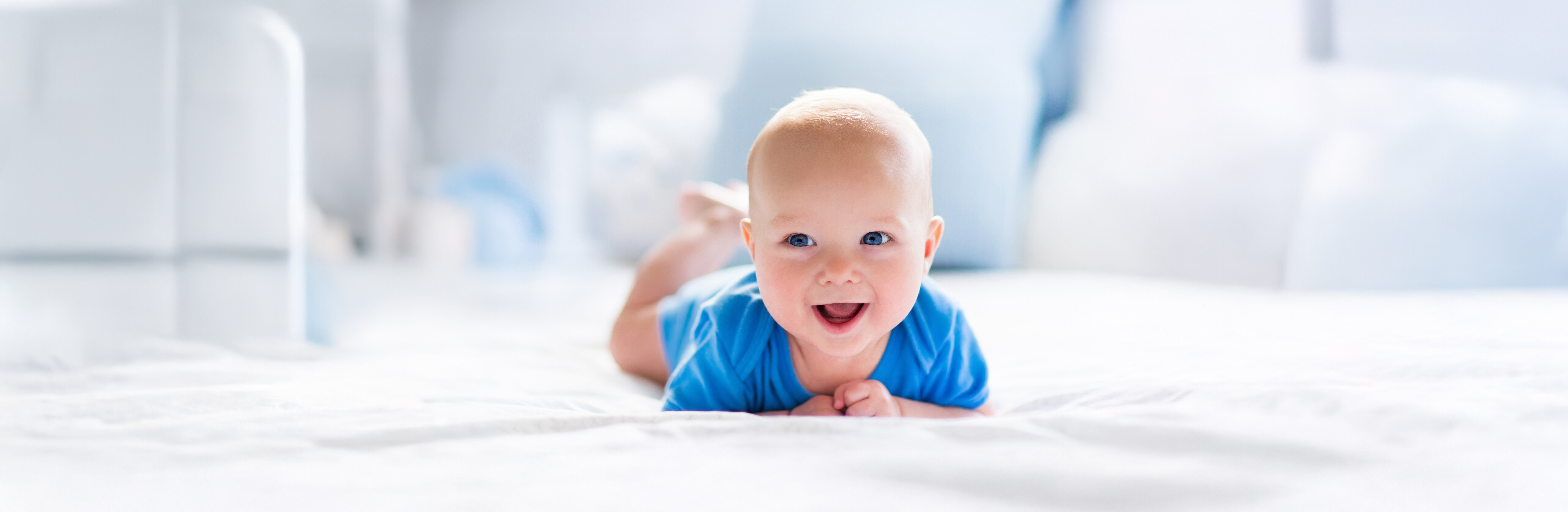 Baby auf dem Bauch liegend