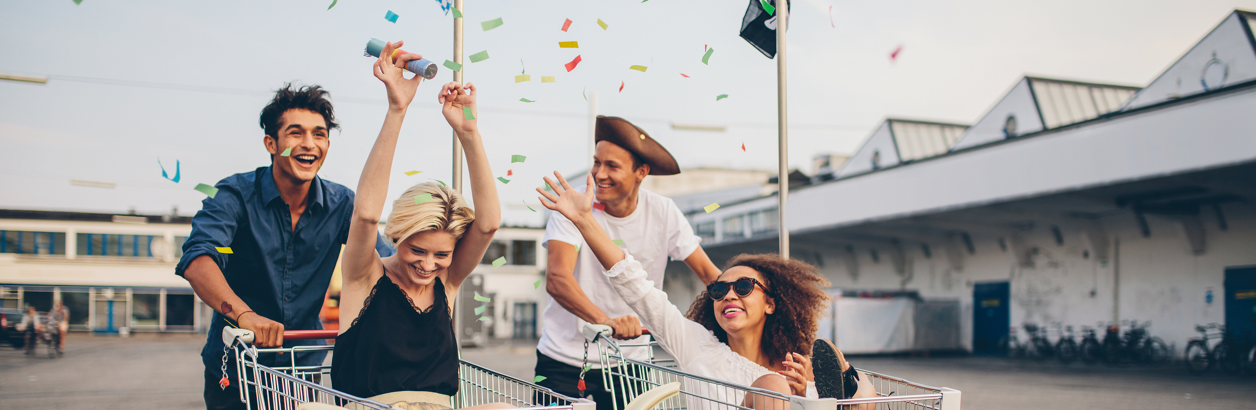 Gruppe junger Leute labbern herum