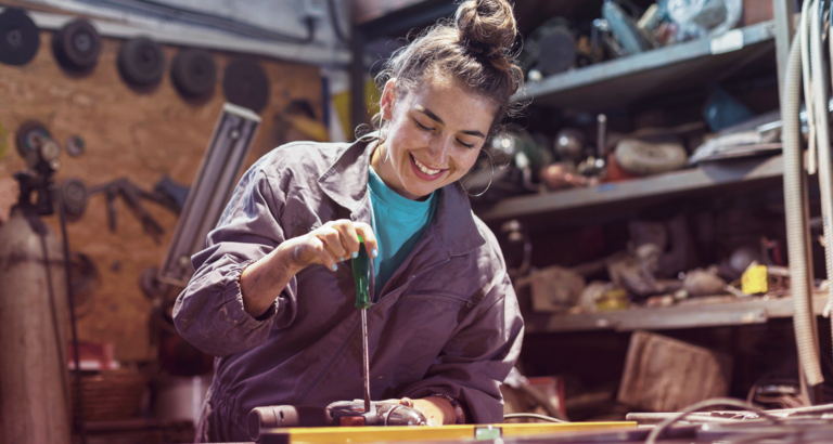 Junge Frau an Werkbank