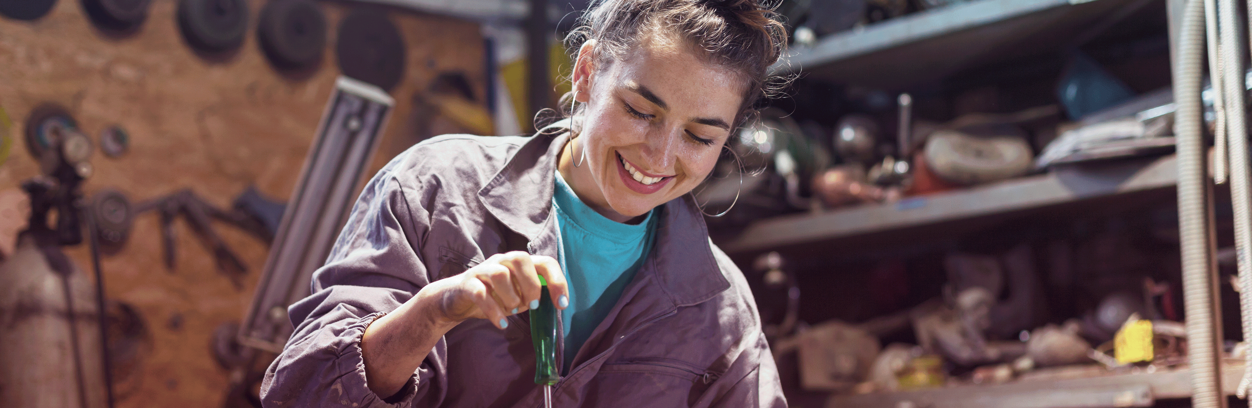 Junge Frau an Werkbank