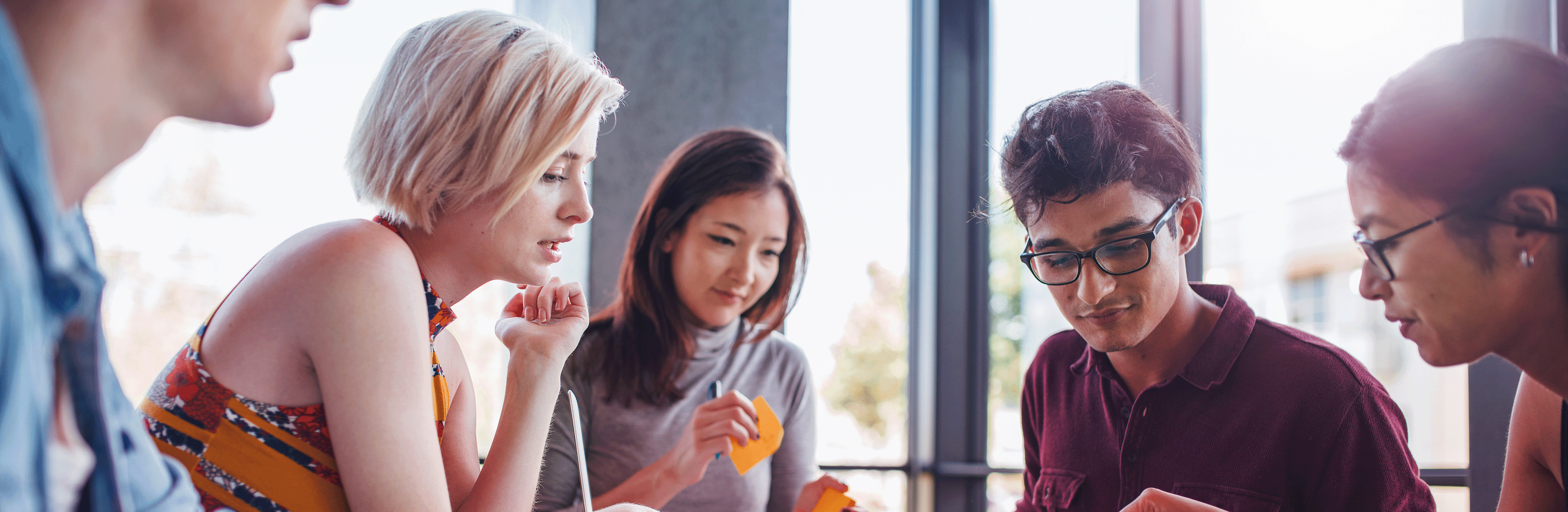 Gruppe junger Leute arbeiten zusammen an einem Projekt